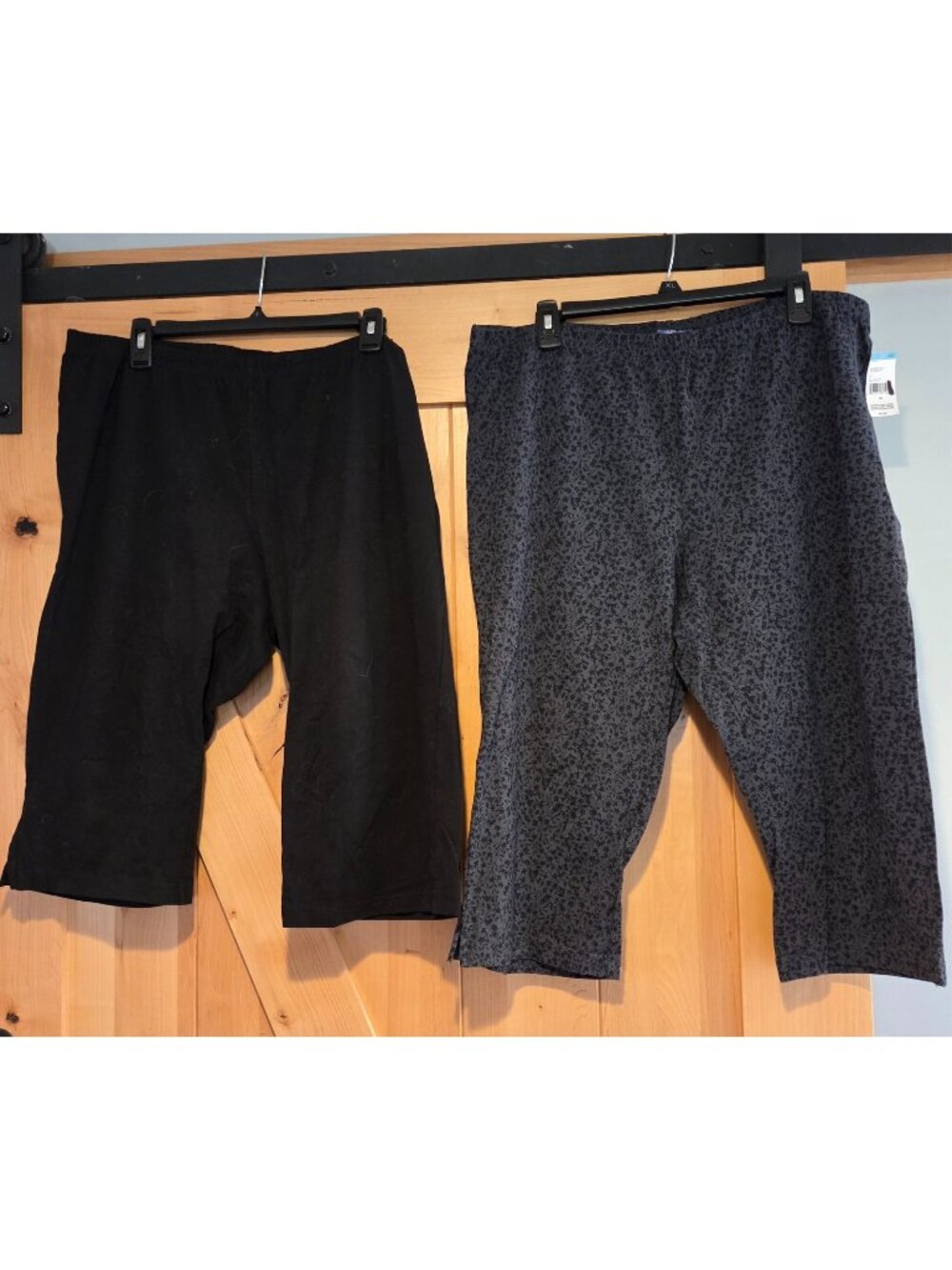Lot of 2 Laura Ashley Capris Size 1X Stretch Pull on Lounge Casual. 1 is new!